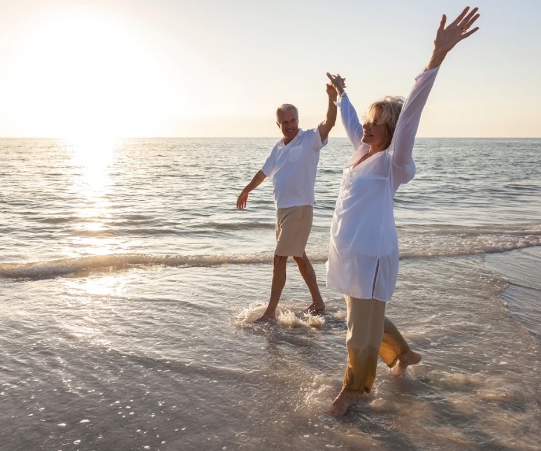 Couple_walking_on_beach